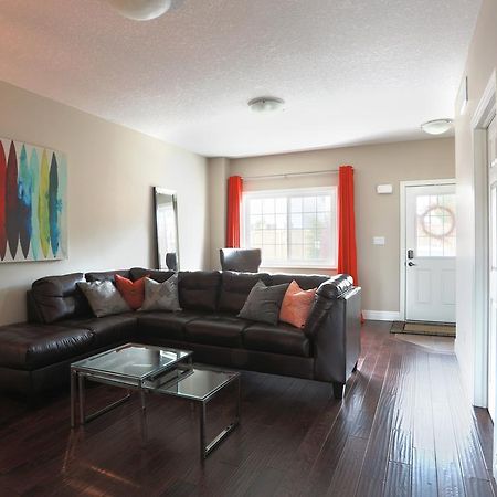 Boardwalk Homes - Executive Guest Rooms & Townhomes Kitchener Oda fotoğraf