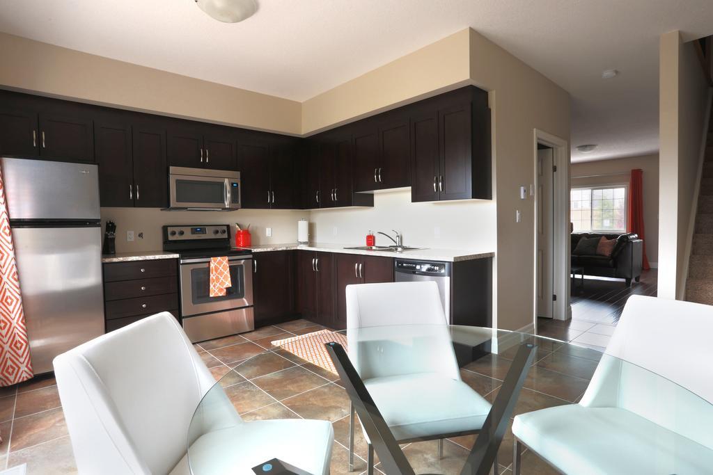Boardwalk Homes - Executive Guest Rooms & Townhomes Kitchener Oda fotoğraf