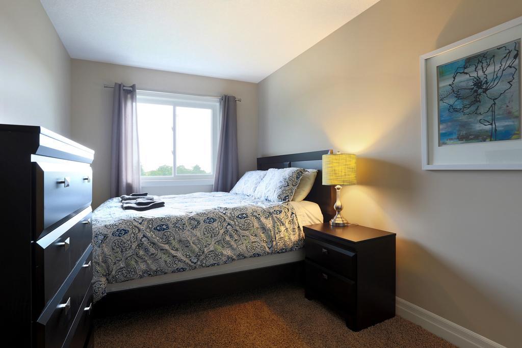 Boardwalk Homes - Executive Guest Rooms & Townhomes Kitchener Oda fotoğraf