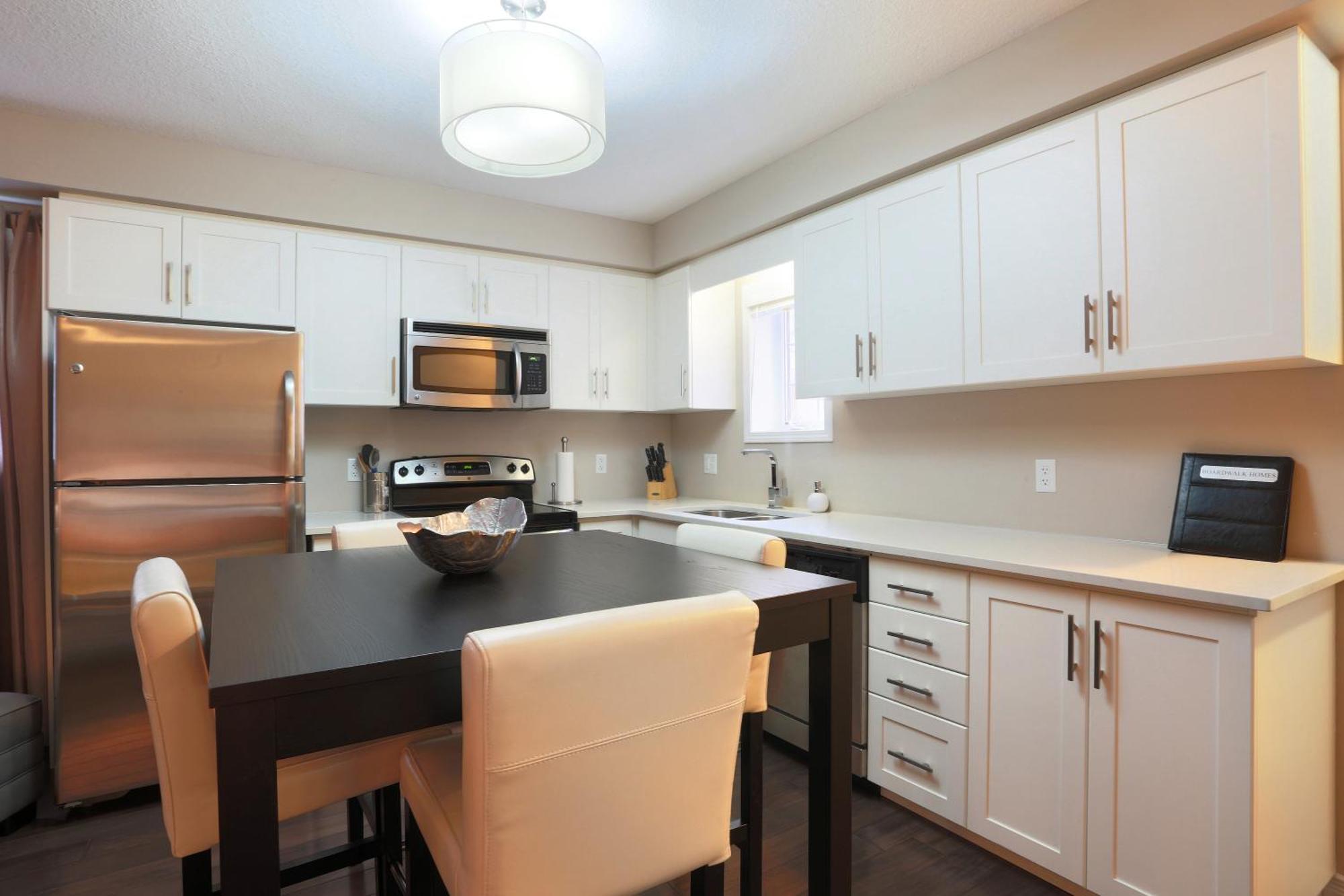 Boardwalk Homes - Executive Guest Rooms & Townhomes Kitchener Dış mekan fotoğraf