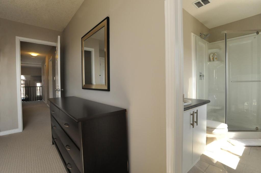 Boardwalk Homes - Executive Guest Rooms & Townhomes Kitchener Oda fotoğraf