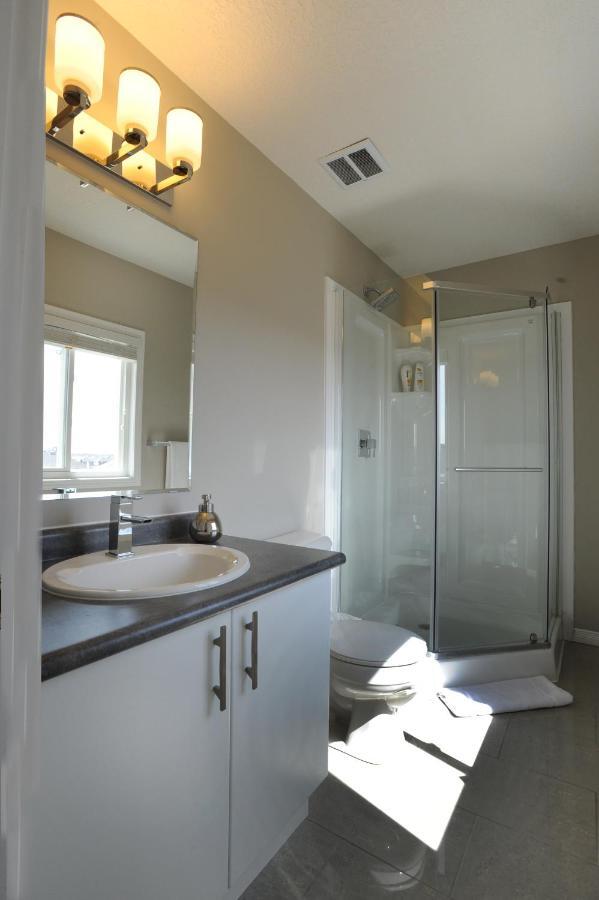 Boardwalk Homes - Executive Guest Rooms & Townhomes Kitchener Oda fotoğraf